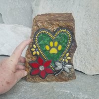 Mosaic Pet Memorial Green Heart with Paw, Flowers, Dragonfly Garden Stone, Garden Decor