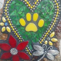 Mosaic Pet Memorial Green Heart with Paw, Flowers, Dragonfly Garden Stone, Garden Decor