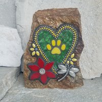 Mosaic Pet Memorial Green Heart with Paw, Flowers, Dragonfly Garden Stone, Garden Decor