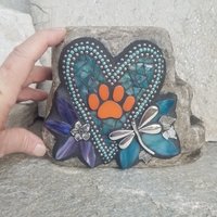 Mosaic Pet Memorial Heart with Paw Flowers Dragonfly Garden Stone, Garden Decor