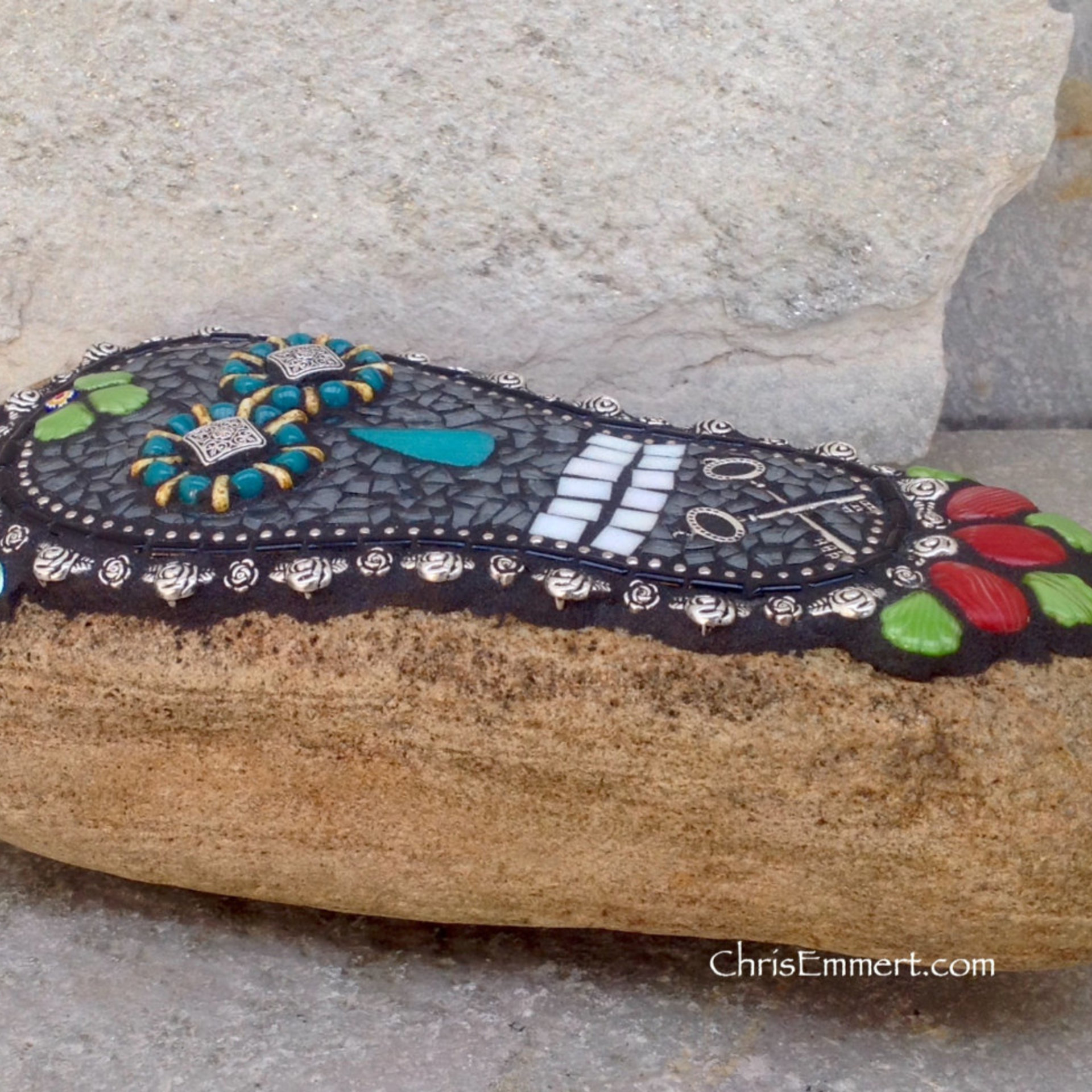 Dia de los Muertos / Day of the Dead / Skull and Keys Mosaic  / Garden Stone