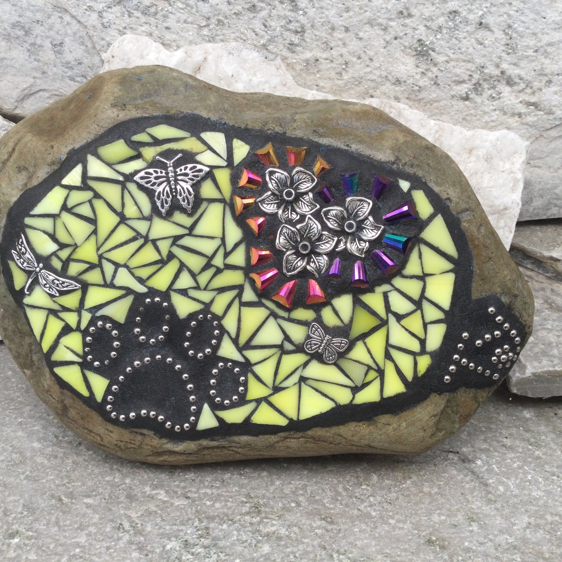 Custom Pet Memorial, Iridescent Flowers with Yellow, Black Paw Print - Dragonfly, Garden Stone, Garden Decor'