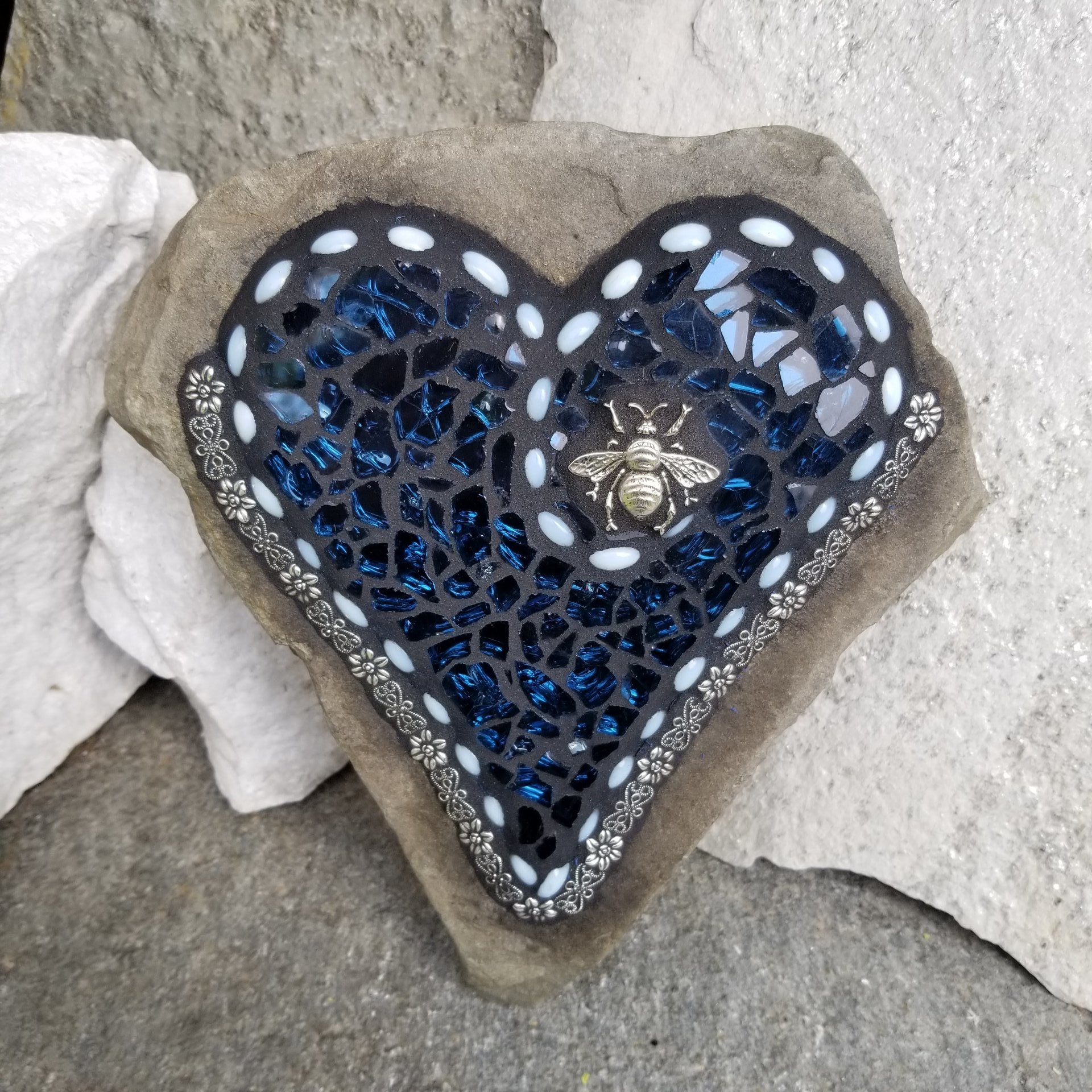 Dark Blue Heart -Mosaic / Garden Stone, Bee