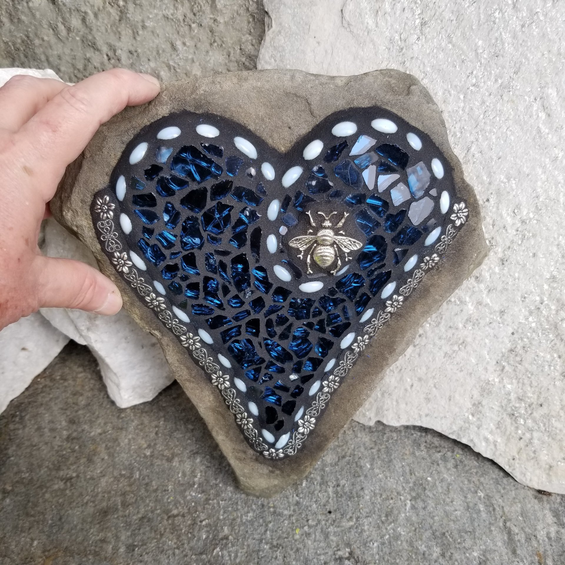 Dark Blue Heart -Mosaic / Garden Stone, Bee