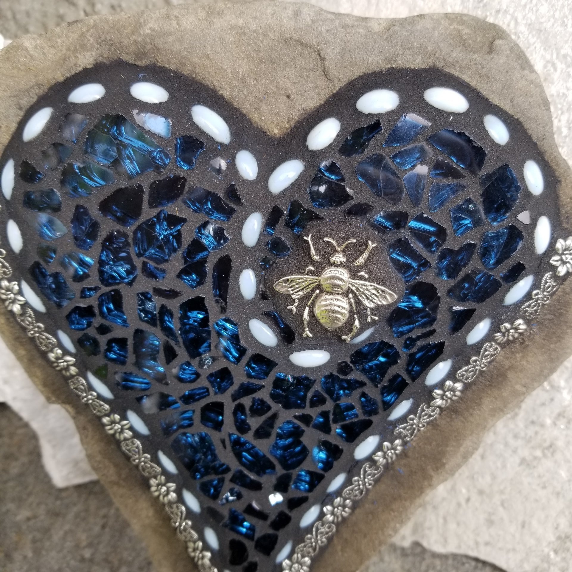Dark Blue Heart -Mosaic / Garden Stone, Bee