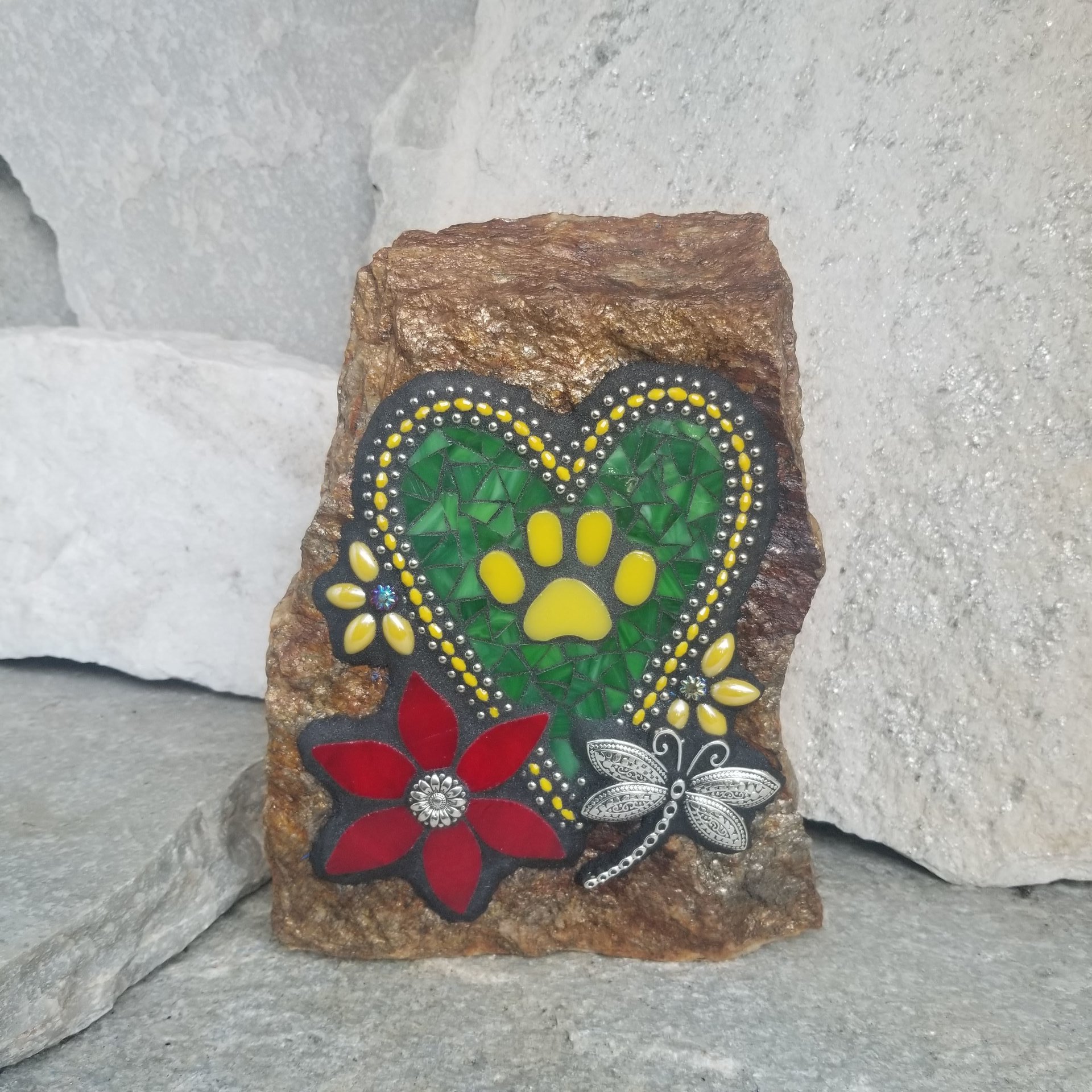 Mosaic Pet Memorial Green Heart with Paw, Flowers, Dragonfly Garden Stone, Garden Decor