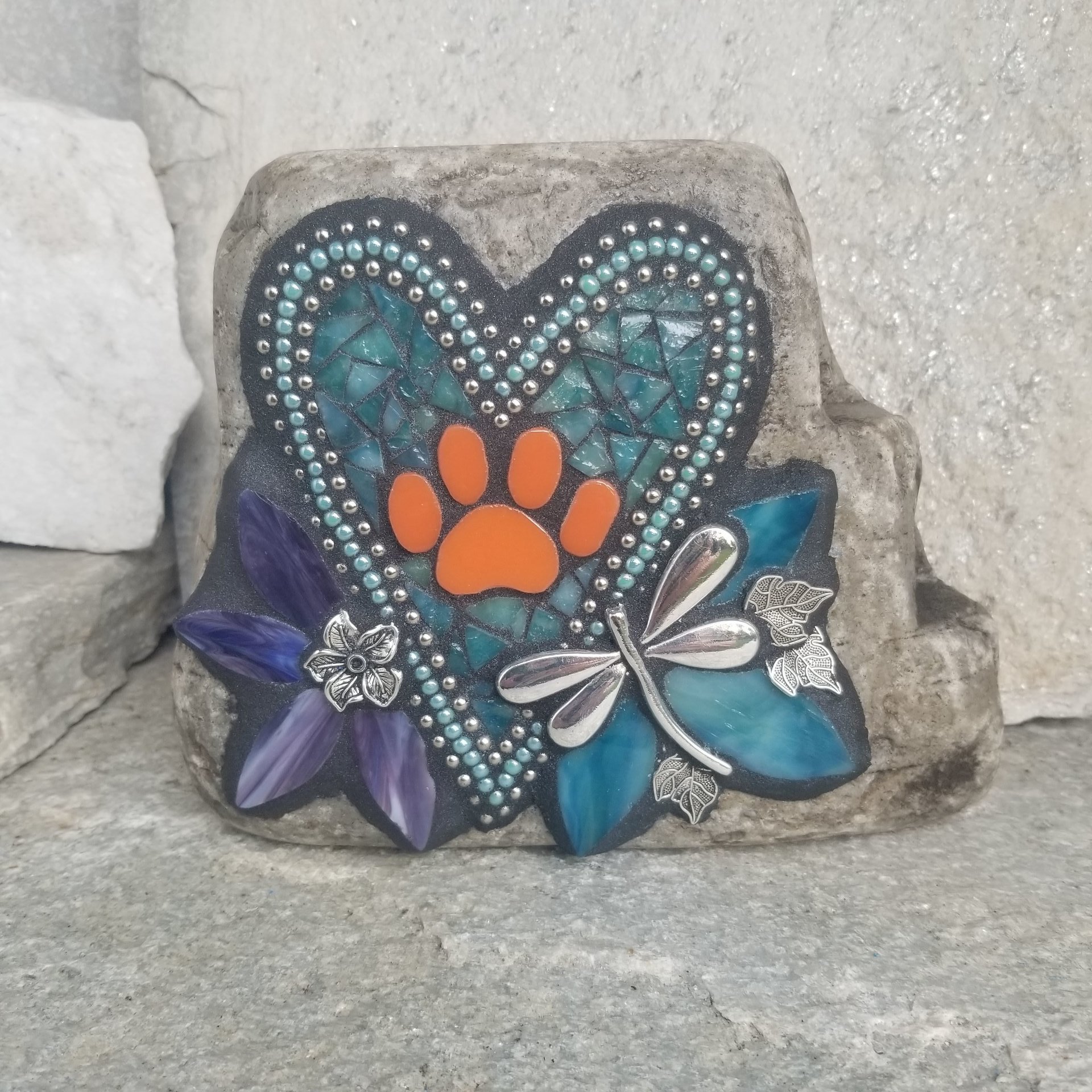 Mosaic Pet Memorial Heart with Paw Flowers Dragonfly Garden Stone, Garden Decor