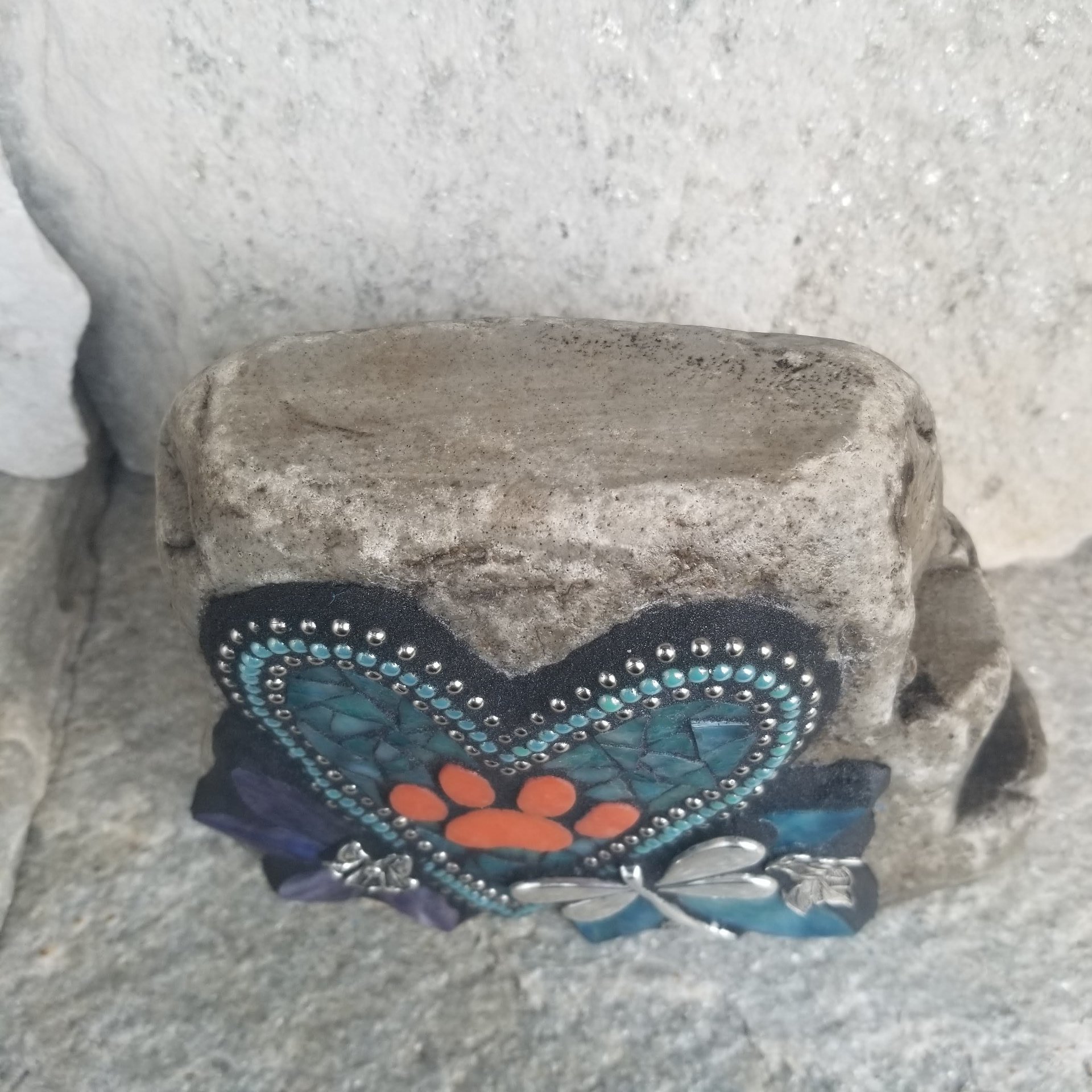 Mosaic Pet Memorial Heart with Paw Flowers Dragonfly Garden Stone, Garden Decor