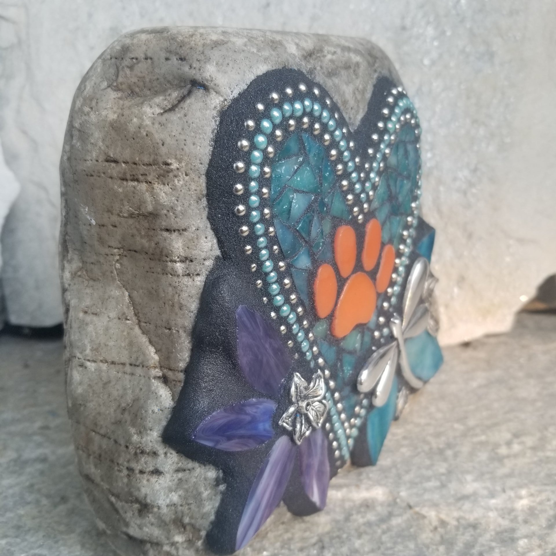 Mosaic Pet Memorial Heart with Paw Flowers Dragonfly Garden Stone, Garden Decor