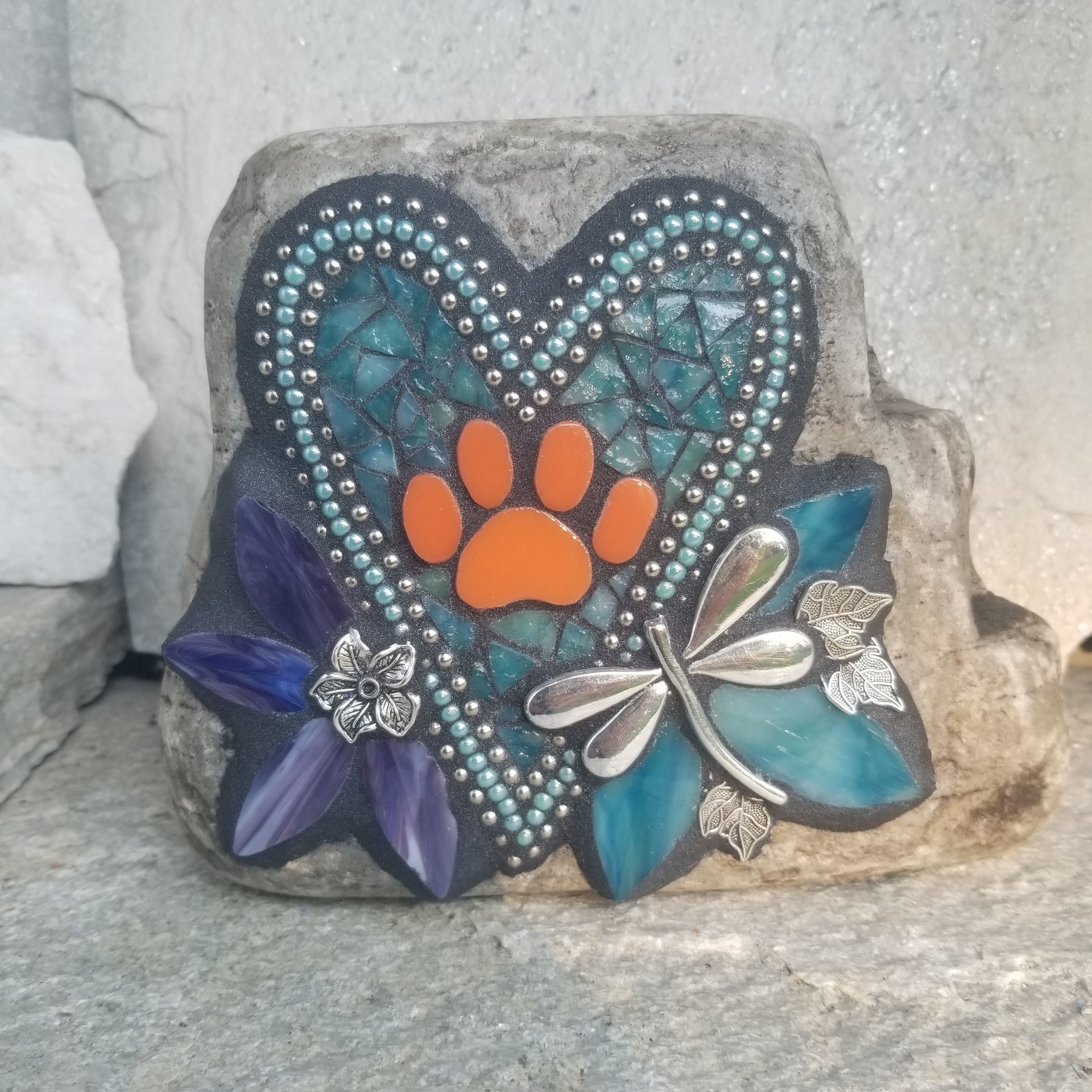 Mosaic Pet Memorial Heart with Paw Flowers Dragonfly Garden Stone, Garden Decor