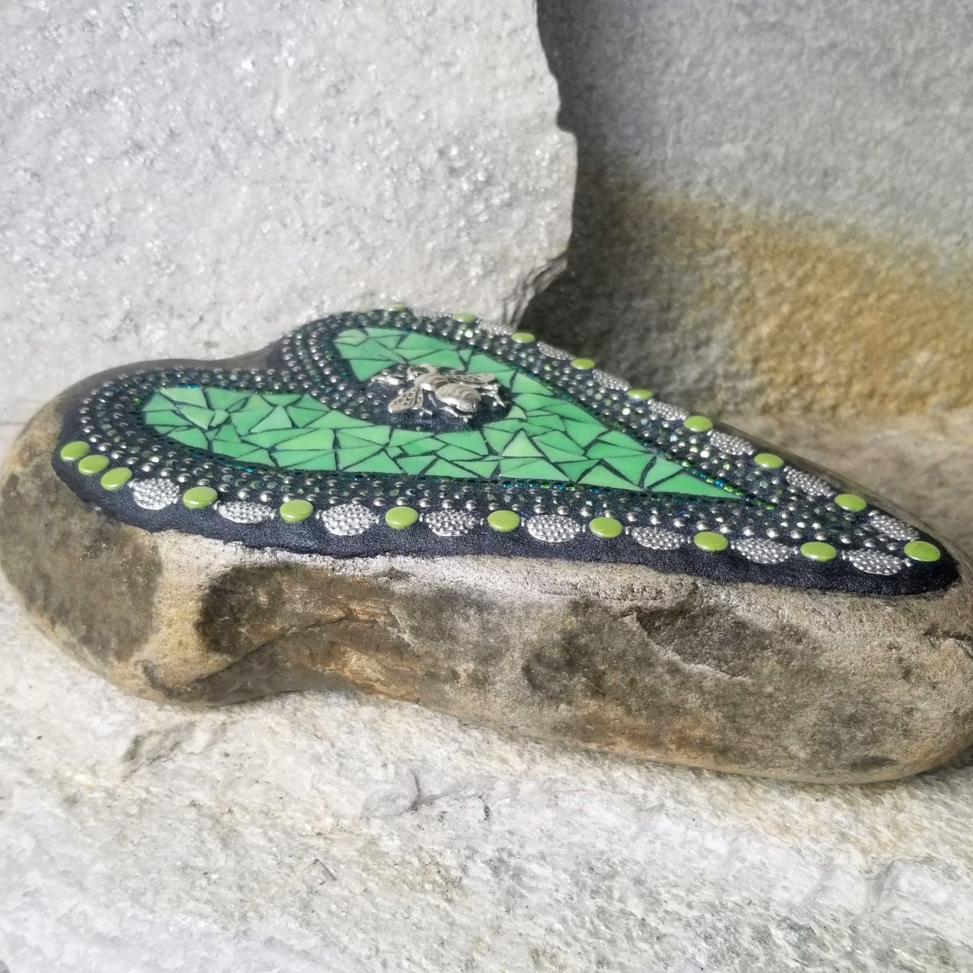  Green Heart Mosaic w/ Bee Garden Stone