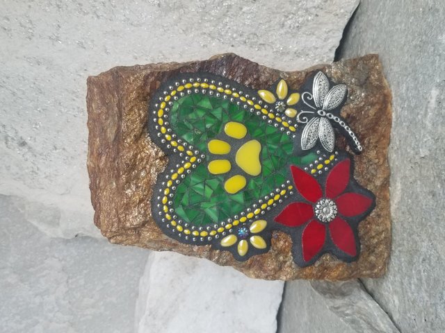 Mosaic Pet Memorial Green Heart with Paw, Flowers, Dragonfly Garden Stone, Garden Decor