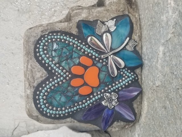 Mosaic Pet Memorial Heart with Paw Flowers Dragonfly Garden Stone, Garden Decor